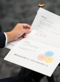 経営計画書の資料を手に持つクローズアップ
